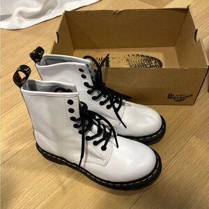 Dr. Martens White 1460
